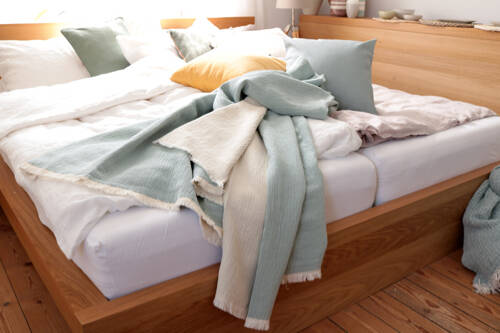 Bett mit Wolldecken