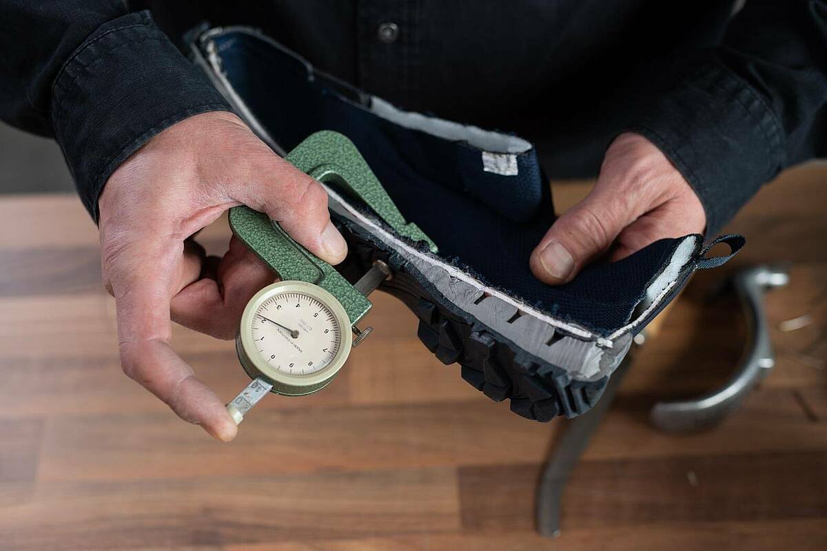 Qualitätskontrolle an einem Schuh