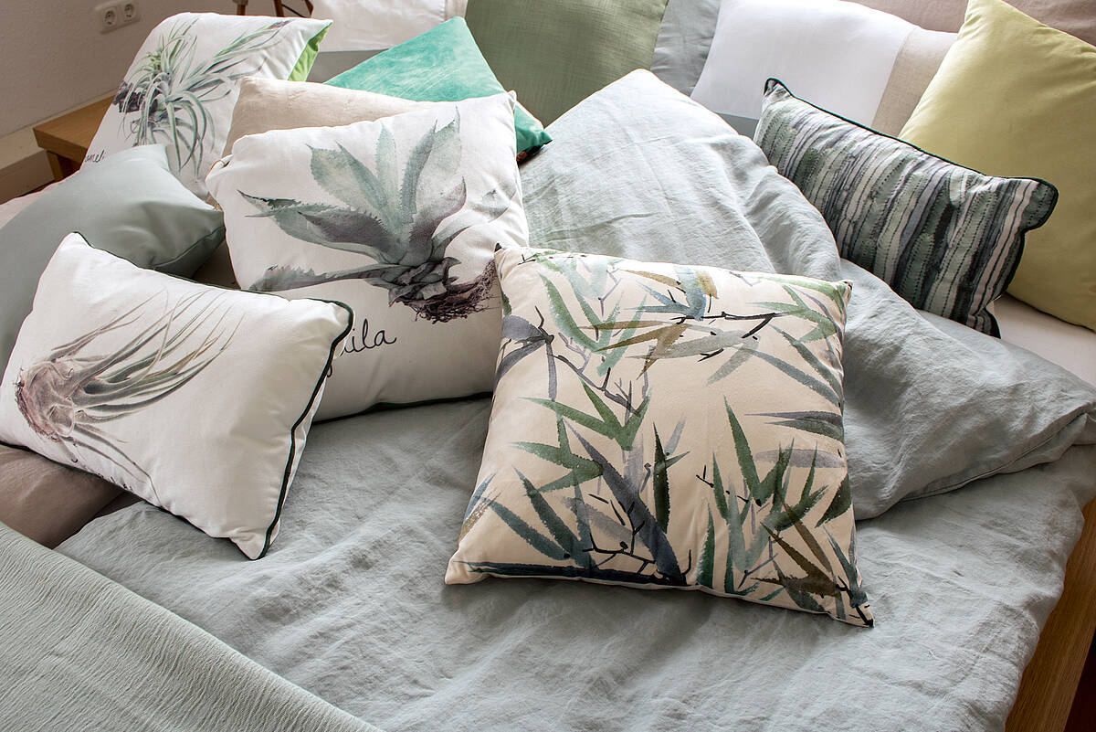 Stylische Kissen auf einem Bett